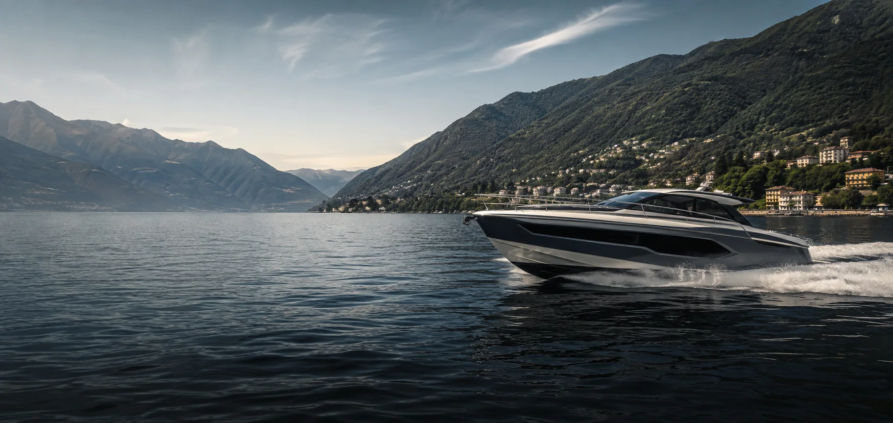 Barca a motore in navigazione sul Lago Maggiore