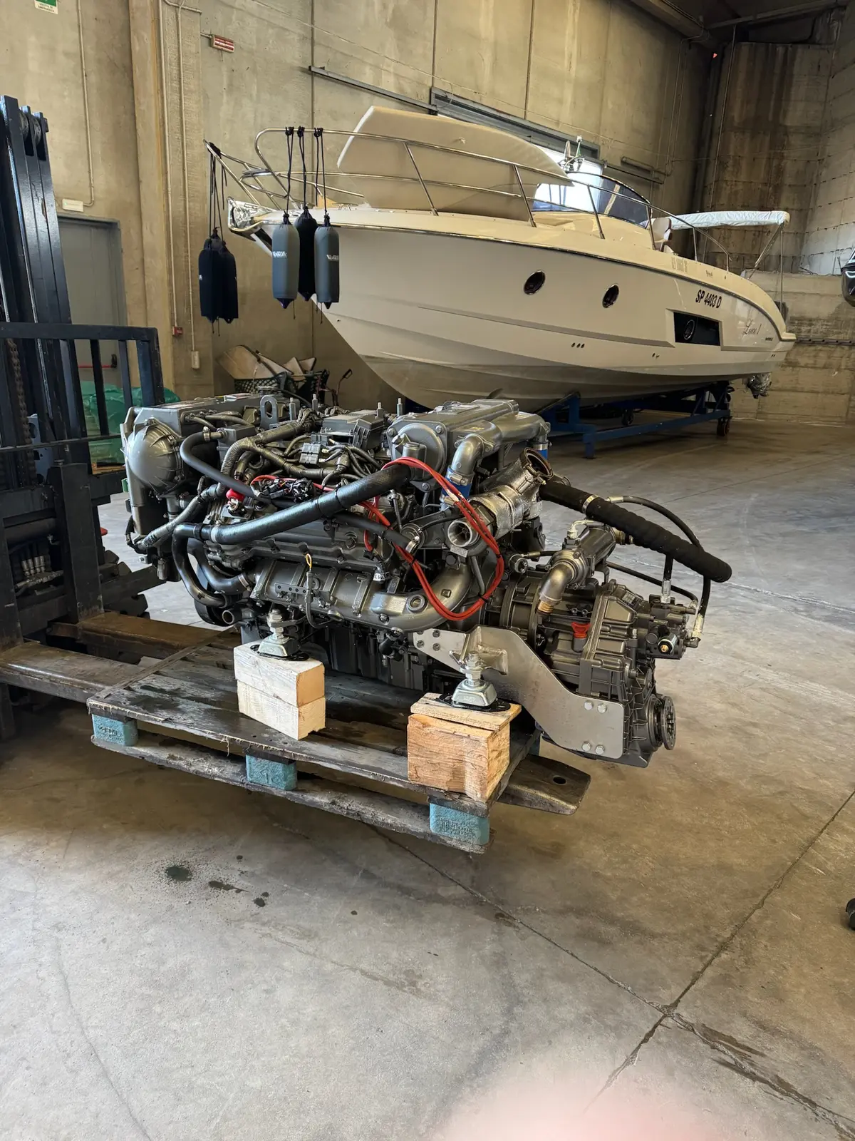 Moteur marin en révision dans l’atelier DC-Service